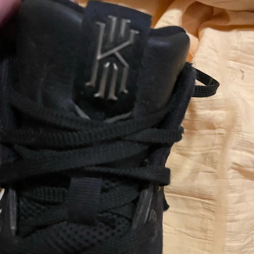 Kyrie‎ Irving Nike Shoes GUC size 4.5 Y
